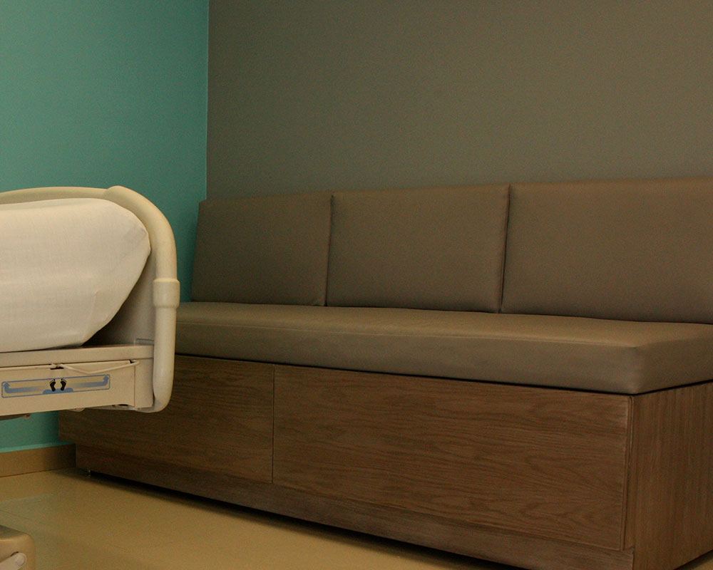 Mobiliario a medida para hospital — Médica Santa Carmen