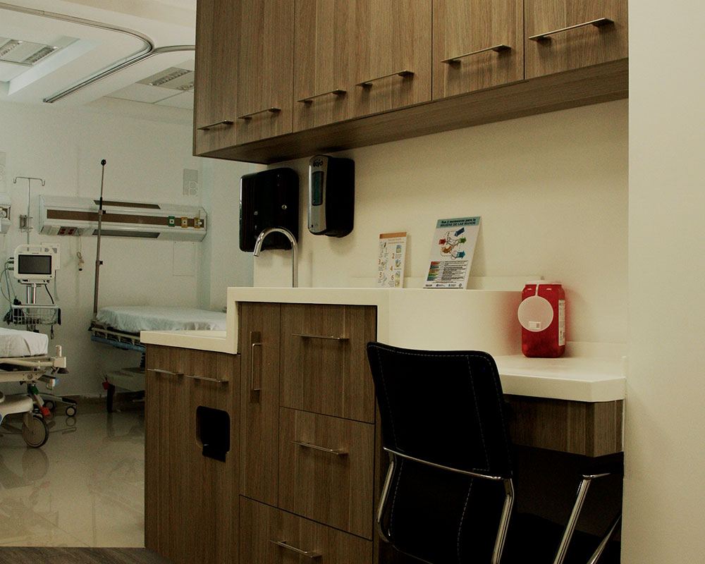 Mobiliario a medida para hospital — Médica Santa Carmen